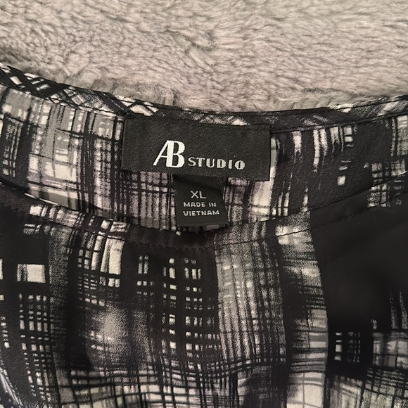 Flowy black and white blouse - Picture 4 of 4